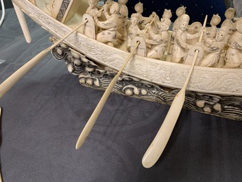 Een grote Chinese ivoren drakenboot op houten sokkel, 19e eeuw