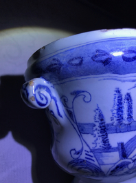 Une paire de petits vases 'campana' en fa&iuml;ence de Delft bleu et blanc, 18&egrave;me