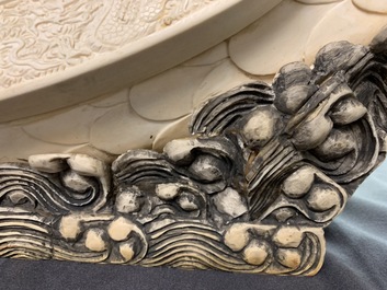 Un mod&egrave;le d'un bateau dragon en ivoire sculpt&eacute; sur socle en bois, Chine, 19&egrave;me