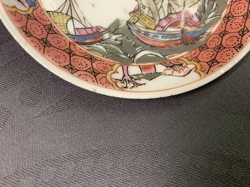 Une soucoupe en porcelaine de Chine famille rose &agrave; sujet maritime, Yongzheng