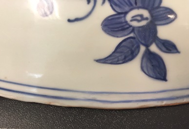 Un plat en porcelaine de Chine bleu et blanc &agrave; d&eacute;cor de deux cerfs et un singe, Jiajing
