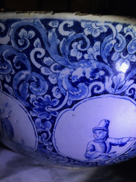 Un grand bol en fa&iuml;ence de Delft bleu et blanc &agrave; sujet maritime et figurant Atlas, 18&egrave;me