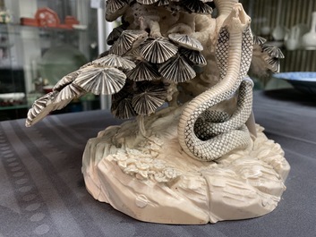 Een Chinees ivoren model van een adelaar met een slang, ca. 1930