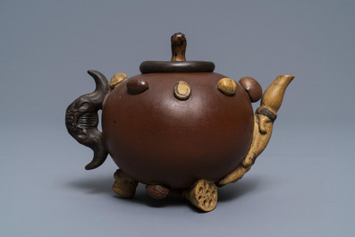 Een Chinese Yixing steengoed theepot met reli&euml;fdecor van vruchten en noten, Shao Er Quan merk, Daoguang