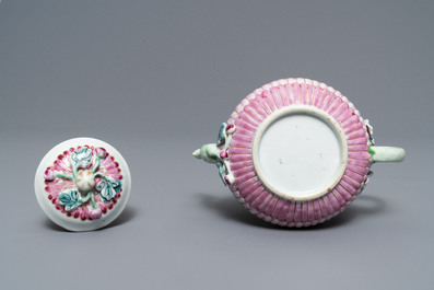 Deux th&eacute;i&egrave;res en porcelaine de Chine famille rose &agrave; d&eacute;cor en relief, Yongzheng