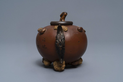 Une th&eacute;i&egrave;re en gr&egrave;s de Yixing &agrave; d&eacute;cor en relief de fruits et noix, marque de Shao Er Quan, Daoguang