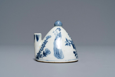 Un compte-gouttes en porcelaine de Chine bleu et blanc, Kangxi