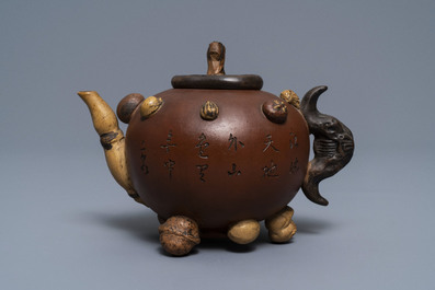 Een Chinese Yixing steengoed theepot met reli&euml;fdecor van vruchten en noten, Shao Er Quan merk, Daoguang