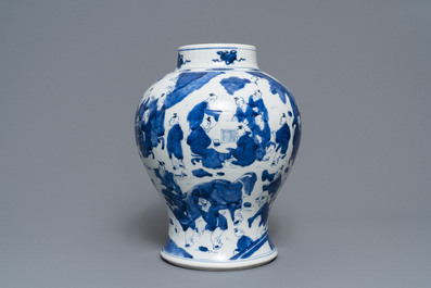 Un vase de forme balustre en porcelaine de Chine bleu et blanc, Kangxi