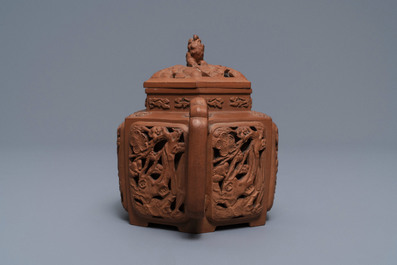 Een opengewerkte Chinese Yixing steengoed theepot met deksel, Kangxi