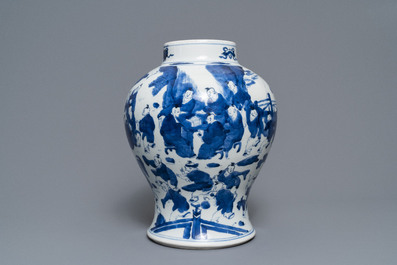 Un vase de forme balustre en porcelaine de Chine bleu et blanc, Kangxi