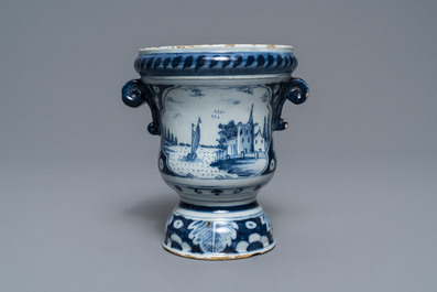 Un pot &agrave; fleurs de type 'campana' en fa&iuml;ence de Delft bleu et blanc, 18&egrave;me