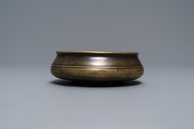 Een platte Chinese bronzen wierookbrander op drie poten, Xuande merk, 18e eeuw