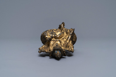 Een Sino-Tibetaanse verguld bronzen figuur van Groene Tara, 17/18e eeuw
