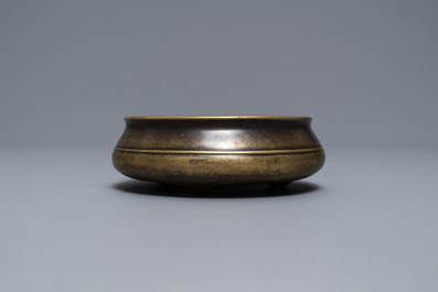 Een platte Chinese bronzen wierookbrander op drie poten, Xuande merk, 18e eeuw