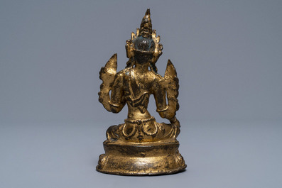 Een Sino-Tibetaanse verguld bronzen figuur van Groene Tara, 17/18e eeuw