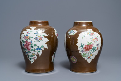Deux vases en porcelaine de Chine famille rose sur fond 'capucin', Qianlong