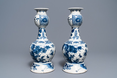 Een paar grote blauw-witte Delftse knobbelvazen met chinoiserie decor, vroeg 18e eeuw