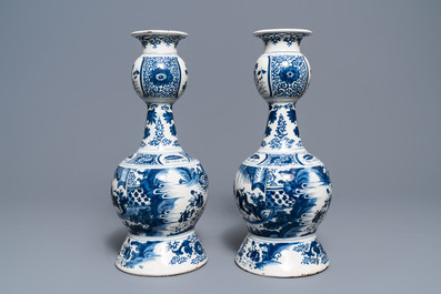 Een paar grote blauw-witte Delftse knobbelvazen met chinoiserie decor, vroeg 18e eeuw