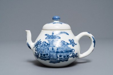 Een Chinese blauw-witte theepot met decor van kostbaarheden, Jiajing merk, Kangxi