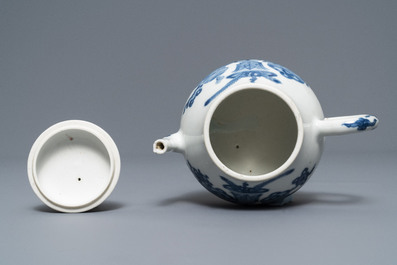 Een Chinese blauw-witte theepot met decor van kostbaarheden, Jiajing merk, Kangxi