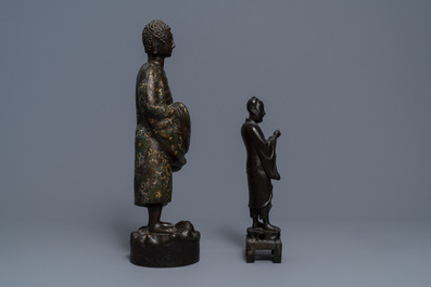 Twee grote Chinese en Japanse bronzen figuren van een onsterfelijke en een Arhat, 18/19e eeuw