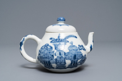 Een Chinese blauw-witte theepot met decor van kostbaarheden, Jiajing merk, Kangxi