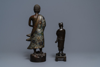 Twee grote Chinese en Japanse bronzen figuren van een onsterfelijke en een Arhat, 18/19e eeuw