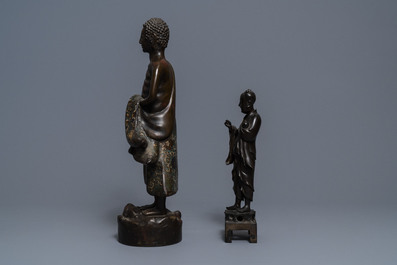 Deux grandes figures d'un immortel et d'un Arhat en bronze, Chine et Japon, 18/19&egrave;me