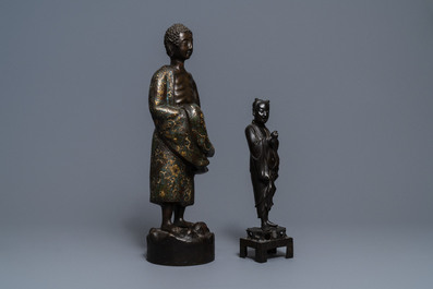 Deux grandes figures d'un immortel et d'un Arhat en bronze, Chine et Japon, 18/19&egrave;me