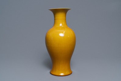 Un vase de forme balustre en porcelaine de Chine jaune monochrome, 19/20&egrave;me