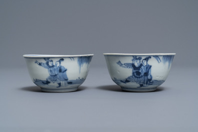 Een paar Chinese blauw-witte koppen en schotels met figuren Ca Mau scheepswrak, Yongzheng