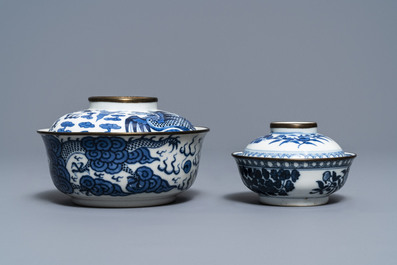Twee Chinese blauw-witte 'Bleu de Hue' dekselkommen voor de Vietnamese markt, 19e eeuw