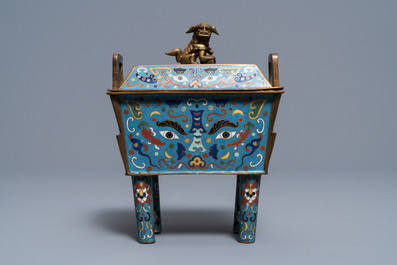 Un vase, un br&ucirc;le-parfum, un panneau ruyi et une paire de daims en &eacute;maux cloisonn&eacute;s, Chine, 18&egrave;me et apr&egrave;s