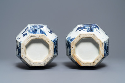 Une paire de vases de forme octagonale en porcelaine de Chine bleu et blanc, 19&egrave;me