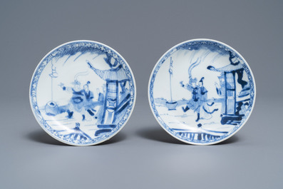 Een paar Chinese blauw-witte koppen en schotels met figuren Ca Mau scheepswrak, Yongzheng