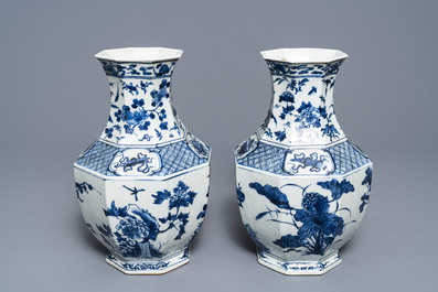 Een paar Chinese blauw-witte octagonale 'Drie vrienden van de winter' vazen, 19e eeuw