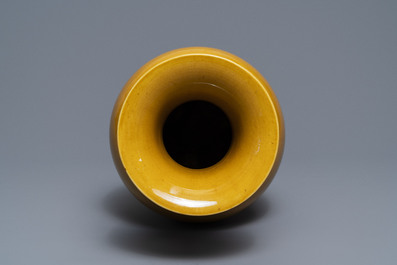 Un vase de forme balustre en porcelaine de Chine jaune monochrome, 19/20&egrave;me