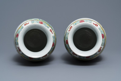 Une paire de vases en porcelaine de Chine famille rose, marque de Qianlong, 19/20&egrave;me