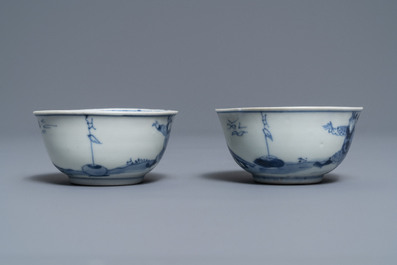 Een paar Chinese blauw-witte koppen en schotels met figuren Ca Mau scheepswrak, Yongzheng