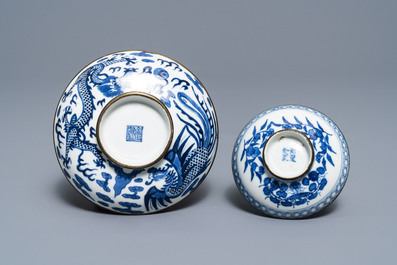 Deux bols couverts en porcelaine de Chine 'Bleu de Hue' pour le Vietnam, 19&egrave;me
