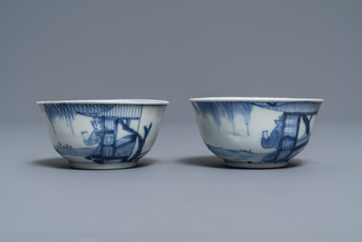 Une paire de tasses et soucoupes en porcelaine de Chine bleu et blanc, &eacute;pave Ca Mau, Yongzheng