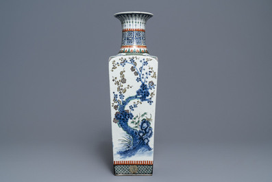 Un vase de forme carr&eacute; en porcelaine de Chine famille verte, 19&egrave;me