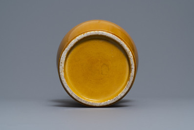 A Chinese monochrome yellow baluster vase, 19/20th C.