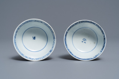 Een paar Chinese blauw-witte koppen en schotels met figuren Ca Mau scheepswrak, Yongzheng
