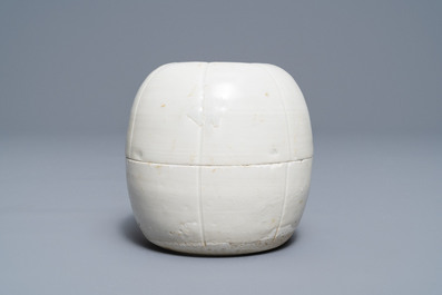 Une bo&icirc;te couverte en forme de melon en porcelaine de Chine qingbai, Song du Sud