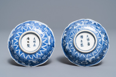 Een paar Chinese blauw-witte bordjes met galopperende paarden, Jiajing merk, wellicht Kangxi