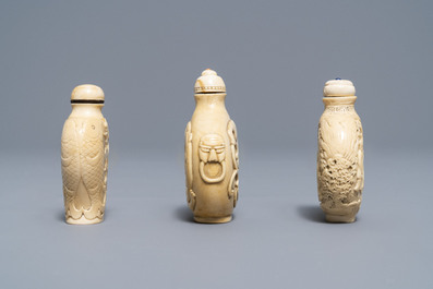 Trois tabati&egrave;res en ivoire sculpt&eacute;, Chine, 19&egrave;me