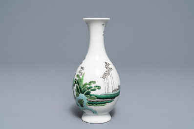 Een Chinese famille verte 'anhua' kom en een flesvormige vaas, Kangxi merk, 19e eeuw