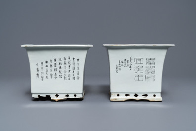 Een paar vierkante Chinese qianjiang cai jardini&egrave;res op onderschotels, 19/20e eeuw